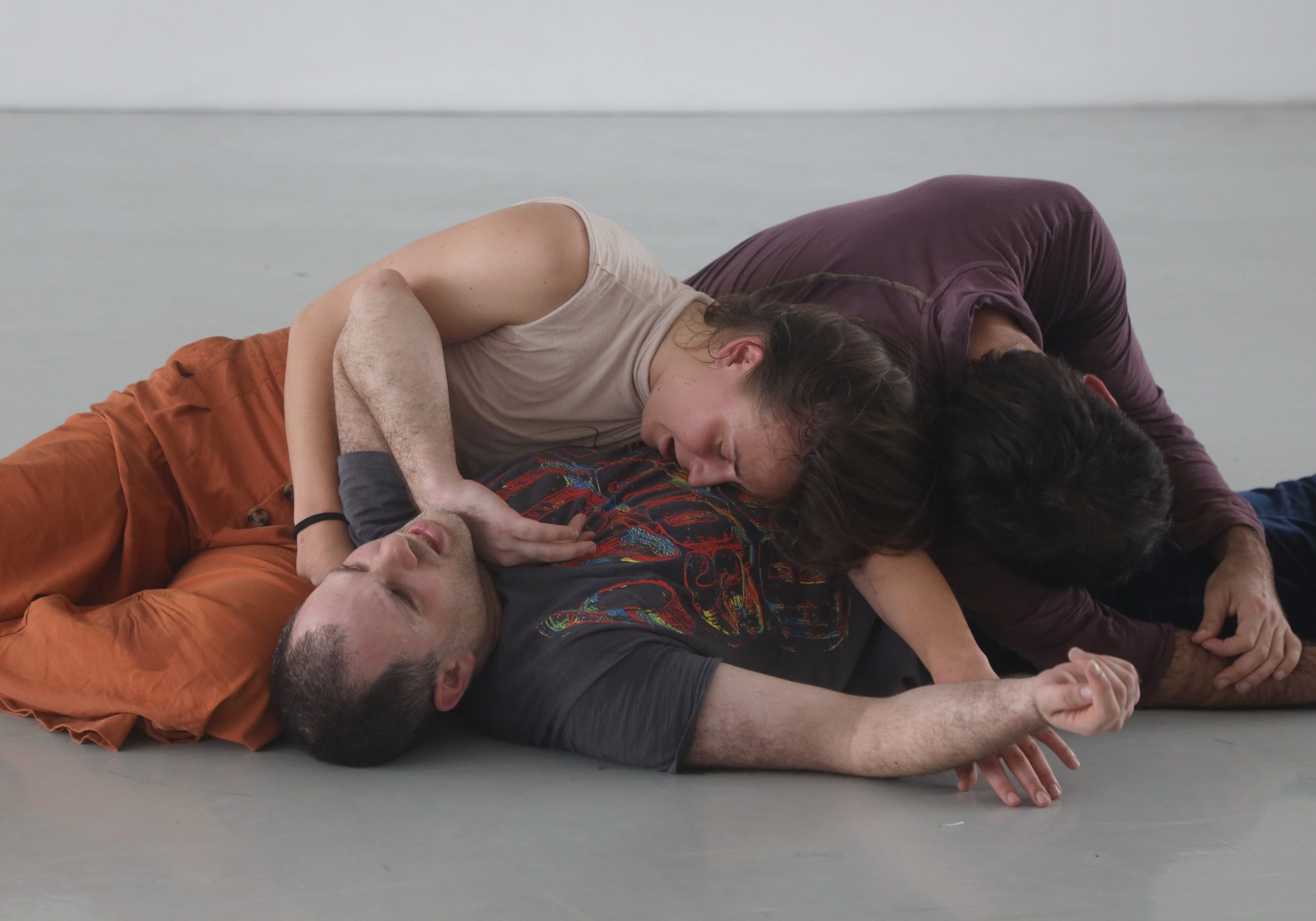 מחול בכורש, גלריה כורש 14 – הכל טוב מאת מעין ליבמן שרון |   המופע יתקיים בתערוכה: מגע זהב