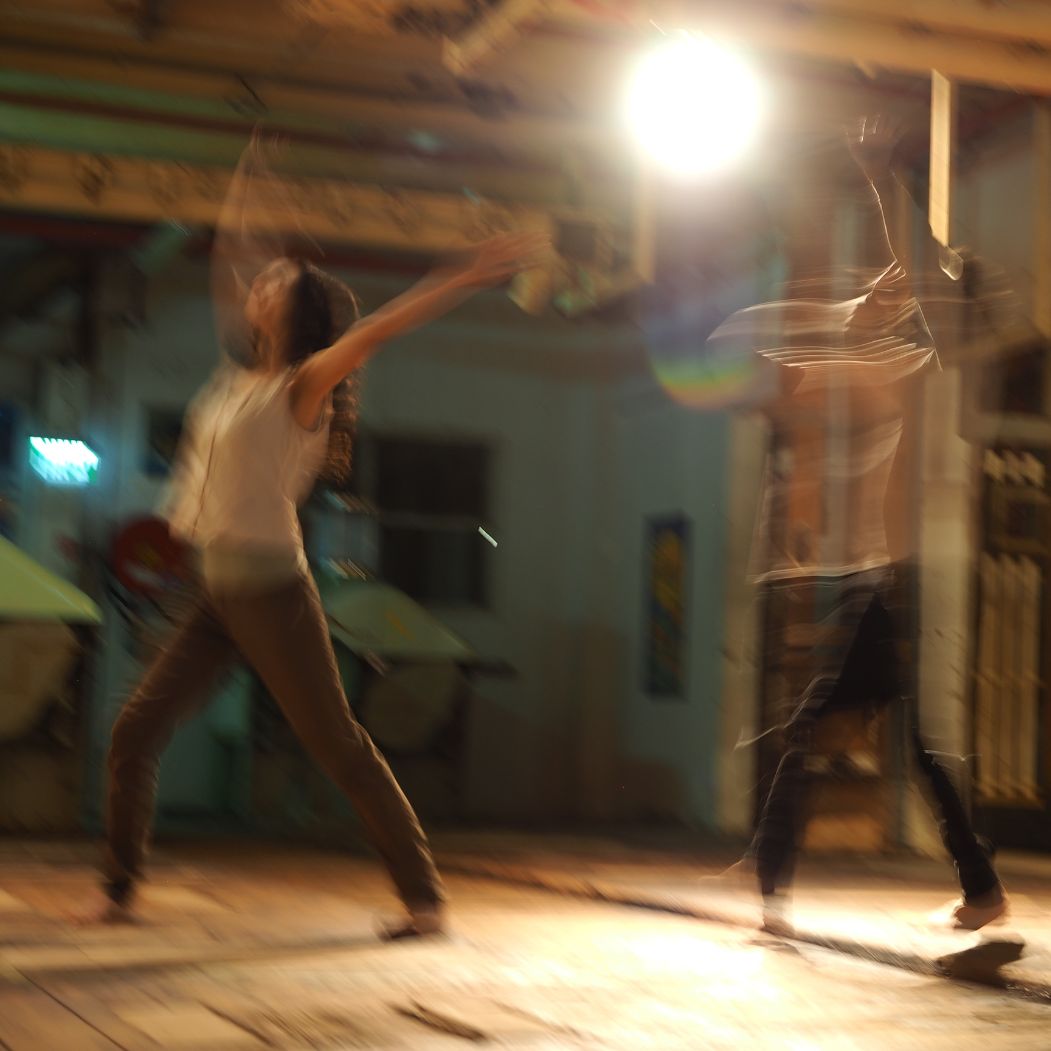 להיות במגע To be in touch